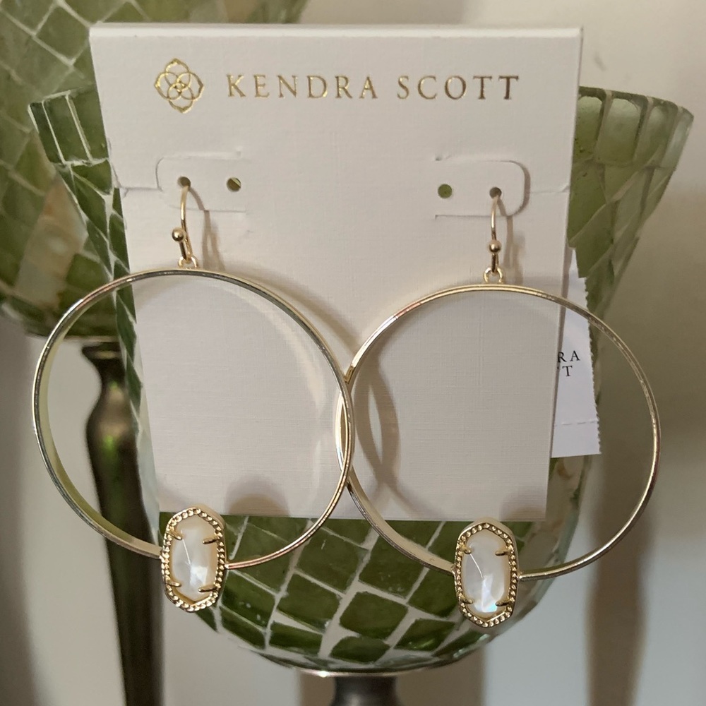 NWT Kendra Scott Gold Elora in Hoops White MOP - Picture 2 of 3